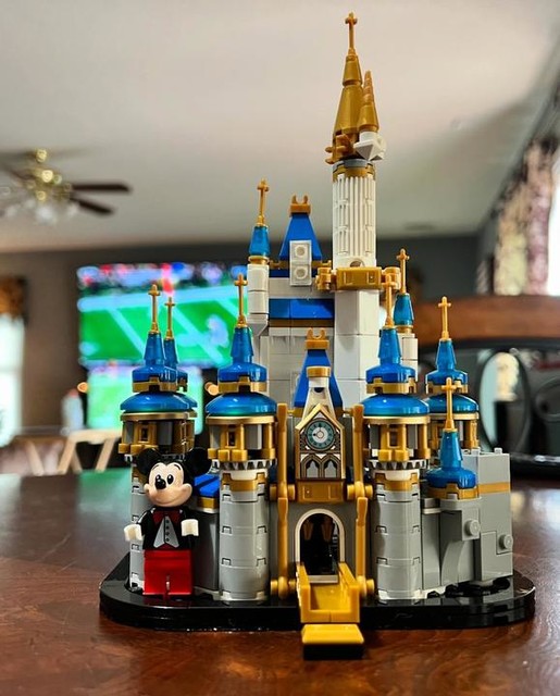 ガーデンボウル『B』 Mini Disney Castle 40478 | Disney™ | Buy online at the Official