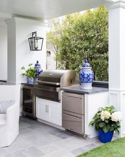 Darlana Medium Bracket Lantern - CHO2085 | Visual Comfort