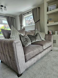 I can't even describe how comfy this sofa is, worth the hours and hours of sofa shopping!
It photos quite dark though it's much lighter in person. 

dfs

#dfs #dfssofa #sofa #greysofa #livingroomdecor