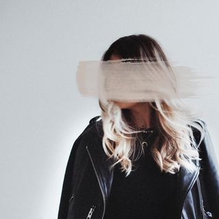 Chloé Crane-Leroux | Photo - Cazadora biker de cuero Gidley